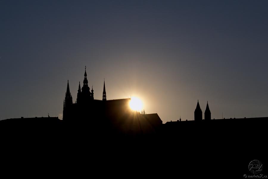 Slunce zapadá do kněžíště katedrály svatého Víta - Foto: Markéta Zachh