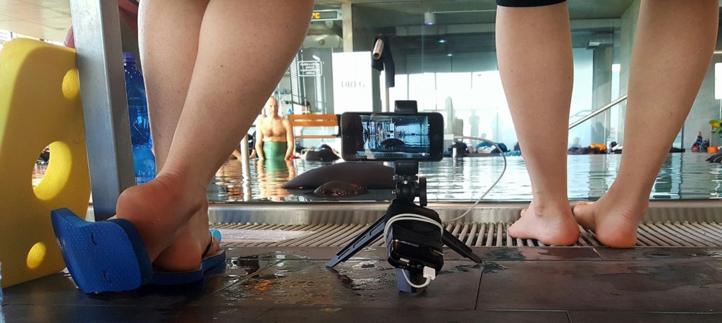 Jedna z kamer iphonů byla umístěna pod lavičkou rozhodčích přímo naproti místu, kde atleti po mnohaminutových zádržích dechu vylézali z vody. Bylo tak možné sledovat jejich bezprostřední reakce. - Foto: David Černý