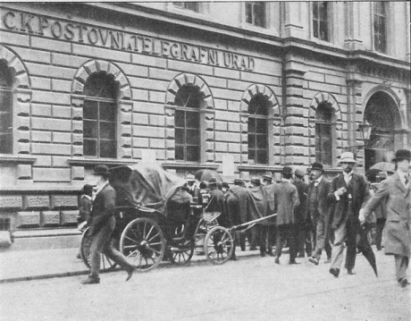 Mobilizace v roce 1914 u hlavní pošty v Praze