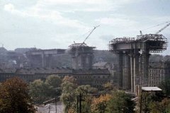 <h3>Stavba mostu (1969)</h3><p>V roce 1969 se začaly propojovat jednotlivé pilíře s tubusem Nuselského mostu - (Foto: archiv DPP)</p><hr /><a href='http://www.facebook.com/sharer.php?u=https://www.milujuprahu.cz/kdyz-vstoupil-obr-do-jamrtalu-unikatni-fotky-ze-stavby-nuselskeho-mostu/' target='_blank' title='Share this page on Facebook'><img src='https://www.milujuprahu.cz/wp-content/themes/twentyten/images/flike.png' /></a><a href='https://plusone.google.com/_/+1/confirm?hl=en&url=https://www.milujuprahu.cz/kdyz-vstoupil-obr-do-jamrtalu-unikatni-fotky-ze-stavby-nuselskeho-mostu/' target='_blank' title='Plus one this page on Google'><img src='https://www.milujuprahu.cz/wp-content/themes/twentyten/images/plusone.png' /></a><a href='http://www.pinterest.com/pin/create/button/?url=https://www.milujuprahu.cz&media=https://www.milujuprahu.cz/wp-content/uploads/2013/11/1000308_573891372657098_109184333_n.jpg&description=Next%20stop%3A%20Pinterest' data-pin-do='buttonPin' data-pin-config='beside' target='_blank'><img src='https://assets.pinterest.com/images/pidgets/pin_it_button.png' /></a>