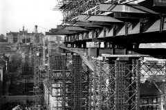 <h3>Stavba mostovky</h3><p>Výstavba mostovky na konci 60. let. Pohled z jihu. Nad druhou stranou údolí dětská nemocnice - (Foto: archiv DPP)</p><hr /><a href='http://www.facebook.com/sharer.php?u=https://www.milujuprahu.cz/kdyz-vstoupil-obr-do-jamrtalu-unikatni-fotky-ze-stavby-nuselskeho-mostu/' target='_blank' title='Share this page on Facebook'><img src='https://www.milujuprahu.cz/wp-content/themes/twentyten/images/flike.png' /></a><a href='https://plusone.google.com/_/+1/confirm?hl=en&url=https://www.milujuprahu.cz/kdyz-vstoupil-obr-do-jamrtalu-unikatni-fotky-ze-stavby-nuselskeho-mostu/' target='_blank' title='Plus one this page on Google'><img src='https://www.milujuprahu.cz/wp-content/themes/twentyten/images/plusone.png' /></a><a href='http://www.pinterest.com/pin/create/button/?url=https://www.milujuprahu.cz&media=https://www.milujuprahu.cz/wp-content/uploads/2013/11/1150158_573891555990413_2042146504_n.jpg&description=Next%20stop%3A%20Pinterest' data-pin-do='buttonPin' data-pin-config='beside' target='_blank'><img src='https://assets.pinterest.com/images/pidgets/pin_it_button.png' /></a>