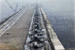 <h3>66 tanků z rakovnického pluku</h3><p>Na zátěžovou zkoušku v roce 1970 přijelo 66 tanků z Rakovníka a na most bylo nasypáno tři tisíce tun říčního štěrku - (Foto: archiv DPP) </p><hr /><a href='http://www.facebook.com/sharer.php?u=https://www.milujuprahu.cz/kdyz-vstoupil-obr-do-jamrtalu-unikatni-fotky-ze-stavby-nuselskeho-mostu/' target='_blank' title='Share this page on Facebook'><img src='https://www.milujuprahu.cz/wp-content/themes/twentyten/images/flike.png' /></a><a href='https://plusone.google.com/_/+1/confirm?hl=en&url=https://www.milujuprahu.cz/kdyz-vstoupil-obr-do-jamrtalu-unikatni-fotky-ze-stavby-nuselskeho-mostu/' target='_blank' title='Plus one this page on Google'><img src='https://www.milujuprahu.cz/wp-content/themes/twentyten/images/plusone.png' /></a><a href='http://www.pinterest.com/pin/create/button/?url=https://www.milujuprahu.cz&media=https://www.milujuprahu.cz/wp-content/uploads/2013/11/1185815_573891435990425_1636408913_n.jpg&description=Next%20stop%3A%20Pinterest' data-pin-do='buttonPin' data-pin-config='beside' target='_blank'><img src='https://assets.pinterest.com/images/pidgets/pin_it_button.png' /></a>