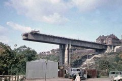 <h3>Výstavba mostu (1969)</h3><p>Tubus mostu nad Folimankou v roce 1969 - (Foto: archiv DPP)</p><hr /><a href='http://www.facebook.com/sharer.php?u=https://www.milujuprahu.cz/kdyz-vstoupil-obr-do-jamrtalu-unikatni-fotky-ze-stavby-nuselskeho-mostu/' target='_blank' title='Share this page on Facebook'><img src='https://www.milujuprahu.cz/wp-content/themes/twentyten/images/flike.png' /></a><a href='https://plusone.google.com/_/+1/confirm?hl=en&url=https://www.milujuprahu.cz/kdyz-vstoupil-obr-do-jamrtalu-unikatni-fotky-ze-stavby-nuselskeho-mostu/' target='_blank' title='Plus one this page on Google'><img src='https://www.milujuprahu.cz/wp-content/themes/twentyten/images/plusone.png' /></a><a href='http://www.pinterest.com/pin/create/button/?url=https://www.milujuprahu.cz&media=https://www.milujuprahu.cz/wp-content/uploads/2013/11/998235_573891609323741_1608547599_n.jpg&description=Next%20stop%3A%20Pinterest' data-pin-do='buttonPin' data-pin-config='beside' target='_blank'><img src='https://assets.pinterest.com/images/pidgets/pin_it_button.png' /></a>