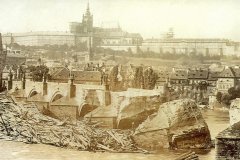 <h3>Poškození mostu po povodních 1890</h3><p> Jednalo se o nebývale velké poškození, které představovalo problém pro život města, neboť most byl důležitou dopravní spojnicí.</p><hr /><a href='http://www.facebook.com/sharer.php?u=https://www.milujuprahu.cz/poboreny-karluv-most-takhle-to-vypadalo-kdyz-ho-strhla-voda/' target='_blank' title='Share this page on Facebook'><img src='https://www.milujuprahu.cz/wp-content/themes/twentyten/images/flike.png' /></a><a href='https://plusone.google.com/_/+1/confirm?hl=en&url=https://www.milujuprahu.cz/poboreny-karluv-most-takhle-to-vypadalo-kdyz-ho-strhla-voda/' target='_blank' title='Plus one this page on Google'><img src='https://www.milujuprahu.cz/wp-content/themes/twentyten/images/plusone.png' /></a><a href='http://www.pinterest.com/pin/create/button/?url=https://www.milujuprahu.cz&media=https://www.milujuprahu.cz/wp-content/uploads/2013/12/037.jpg&description=Next%20stop%3A%20Pinterest' data-pin-do='buttonPin' data-pin-config='beside' target='_blank'><img src='https://assets.pinterest.com/images/pidgets/pin_it_button.png' /></a>