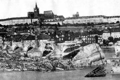 <h3>Most poškozený po povodni 1890</h3><p> 4. září o půl šesté ráno spadly dva oblouky mostu; poškozeny byly tři pilíře (podemleté vodou)[13] a do vody spadly dvě sochy zdobící most, sv. Ignáce z Loyoly a sv. Františka Xaverského od F. M. Brokoffa</p><hr /><a href='http://www.facebook.com/sharer.php?u=https://www.milujuprahu.cz/poboreny-karluv-most-takhle-to-vypadalo-kdyz-ho-strhla-voda/' target='_blank' title='Share this page on Facebook'><img src='https://www.milujuprahu.cz/wp-content/themes/twentyten/images/flike.png' /></a><a href='https://plusone.google.com/_/+1/confirm?hl=en&url=https://www.milujuprahu.cz/poboreny-karluv-most-takhle-to-vypadalo-kdyz-ho-strhla-voda/' target='_blank' title='Plus one this page on Google'><img src='https://www.milujuprahu.cz/wp-content/themes/twentyten/images/plusone.png' /></a><a href='http://www.pinterest.com/pin/create/button/?url=https://www.milujuprahu.cz&media=https://www.milujuprahu.cz/wp-content/uploads/2013/12/6304_545453668834202_500242859_n.jpg&description=Next%20stop%3A%20Pinterest' data-pin-do='buttonPin' data-pin-config='beside' target='_blank'><img src='https://assets.pinterest.com/images/pidgets/pin_it_button.png' /></a>