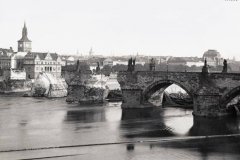 <h3>Povodeň v září 1890 poškodila Karlův most</h3><p>Obnova zřícené části mostu byla dokončena 19. listopadu 1892. Utopené sochy však byly z Vltavy vyzvednuty přičiněním J. Hlávky teprve v roce 1901.</p><hr /><a href='http://www.facebook.com/sharer.php?u=https://www.milujuprahu.cz/poboreny-karluv-most-takhle-to-vypadalo-kdyz-ho-strhla-voda/' target='_blank' title='Share this page on Facebook'><img src='https://www.milujuprahu.cz/wp-content/themes/twentyten/images/flike.png' /></a><a href='https://plusone.google.com/_/+1/confirm?hl=en&url=https://www.milujuprahu.cz/poboreny-karluv-most-takhle-to-vypadalo-kdyz-ho-strhla-voda/' target='_blank' title='Plus one this page on Google'><img src='https://www.milujuprahu.cz/wp-content/themes/twentyten/images/plusone.png' /></a><a href='http://www.pinterest.com/pin/create/button/?url=https://www.milujuprahu.cz&media=https://www.milujuprahu.cz/wp-content/uploads/2013/12/995828_545453592167543_1014041701_n.jpg&description=Next%20stop%3A%20Pinterest' data-pin-do='buttonPin' data-pin-config='beside' target='_blank'><img src='https://assets.pinterest.com/images/pidgets/pin_it_button.png' /></a>
