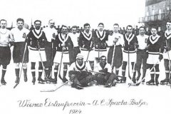 <h3>Sparta v roce 1924</h3><p>V lednu 1924 se sparťané dvakrát utkali s rakouským týmem Wiener EV. Doma ho v neděli 13. ledna porazili 4:0 (hned tři góly vstřelil Josef Maleček), v odvetě na vídeňské půdě zvítězili 4:1. - (Foto: archiv HC Sparta Praha)</p><hr /><a href='http://www.facebook.com/sharer.php?u=https://www.milujuprahu.cz/sparta-praha-uz-110-let-na-bruslich/' target='_blank' title='Share this page on Facebook'><img src='https://www.milujuprahu.cz/wp-content/themes/twentyten/images/flike.png' /></a><a href='https://plusone.google.com/_/+1/confirm?hl=en&url=https://www.milujuprahu.cz/sparta-praha-uz-110-let-na-bruslich/' target='_blank' title='Plus one this page on Google'><img src='https://www.milujuprahu.cz/wp-content/themes/twentyten/images/plusone.png' /></a><a href='http://www.pinterest.com/pin/create/button/?url=https://www.milujuprahu.cz&media=https://www.milujuprahu.cz/wp-content/uploads/2013/12/tym_1924.jpg&description=Next%20stop%3A%20Pinterest' data-pin-do='buttonPin' data-pin-config='beside' target='_blank'><img src='https://assets.pinterest.com/images/pidgets/pin_it_button.png' /></a>