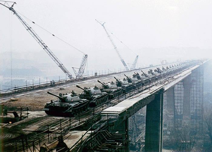 První zatěžkávací zkouška Nuselského mostu v roce 1970. Na mostě bylo zaparkováno 66 tanků z rakovnického pluku. - (Foto: archiv DPP)
