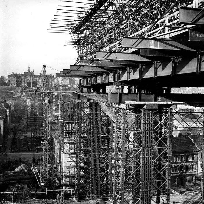 Výstavba mostovky na konci 60. let. Pohled z jihu. Nad druhou stranou údolí dětská nemocnice - (Foto: archiv DPP)