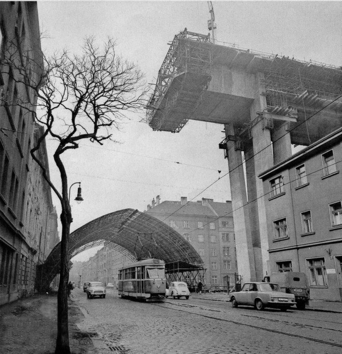 Stavba Nuselského mostu roku 1969 - Pohled z Jaromírovy ulice