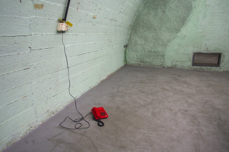Červený telefon v protiatomovém krytu - Foto: Eugen Kukla