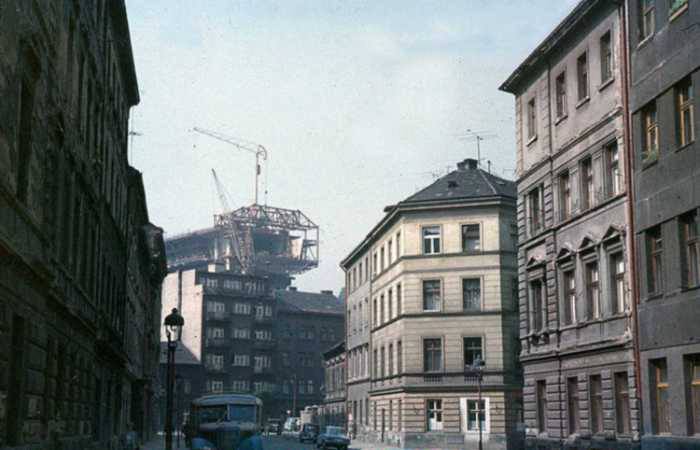 Pohled na stavbu mostu ze Spytihněvovy ulice v roce 1968