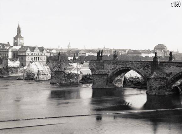 Obnova zřícené části mostu byla dokončena 19. listopadu 1892. Utopené sochy však byly z Vltavy vyzvednuty přičiněním J. Hlávky teprve v roce 1901.