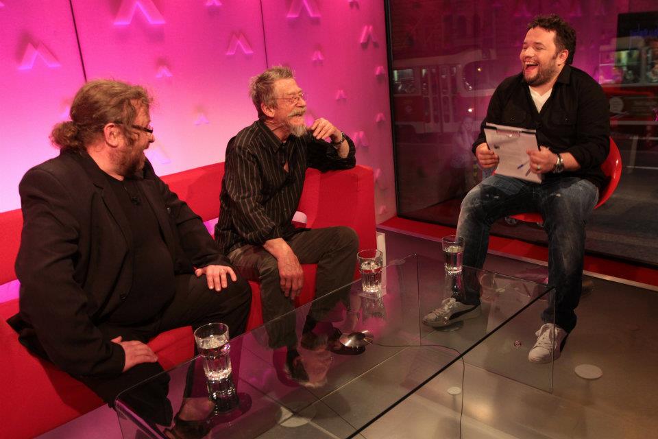 John Hurt přišel do televize udělat rozhovor s Luďkem Staňkem. Eugen Kukla překladal - ´(Foto: David Černý)