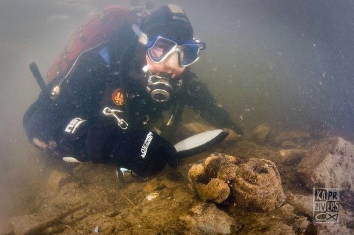 Teplota vody se pohybovala kolem 3 st. C a viditelnost kolem 1 až 1,5 m. - Foto: archiv potápěči Kapr Divers