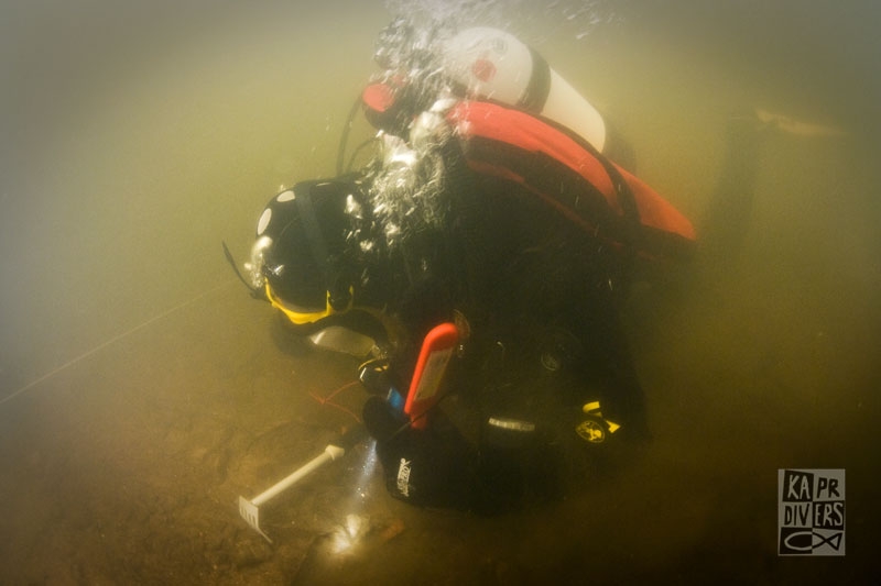  V okamžiku, kdy potápěči začali prozkoumávat dno, zvířil se sediment, takže to chvíli byla práce jen po hmatu. - Foto: archiv potápěči Kapr Divers