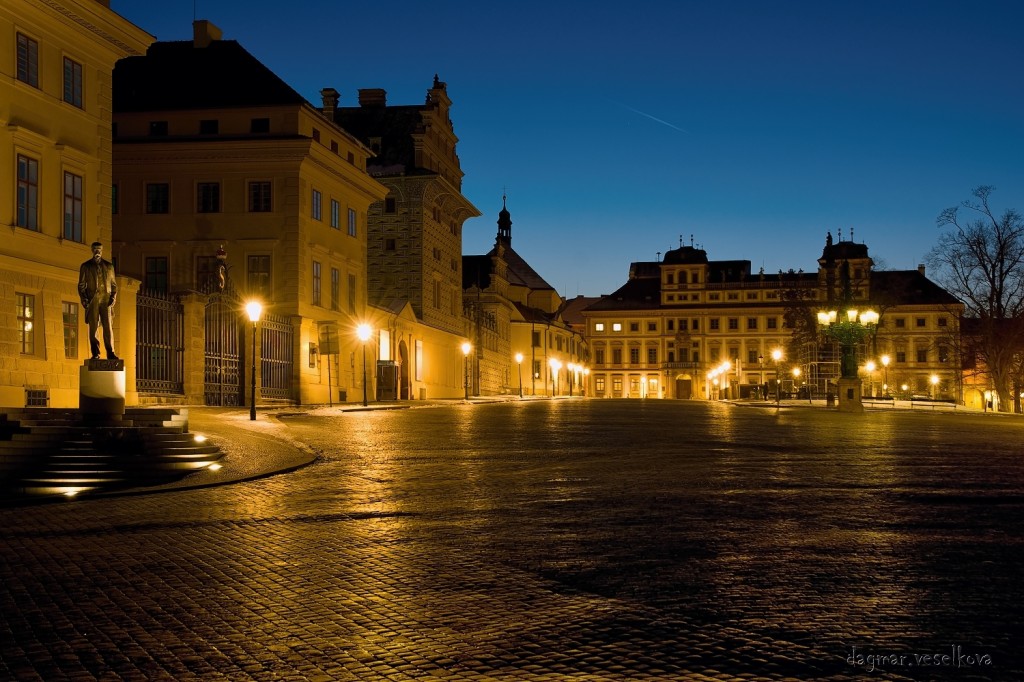 Na téměř opuštěné Hradčanské náměstí shlíží  jen bronzový Tomáš Garrigue Masaryk. - Foto: Dagmar Veslková