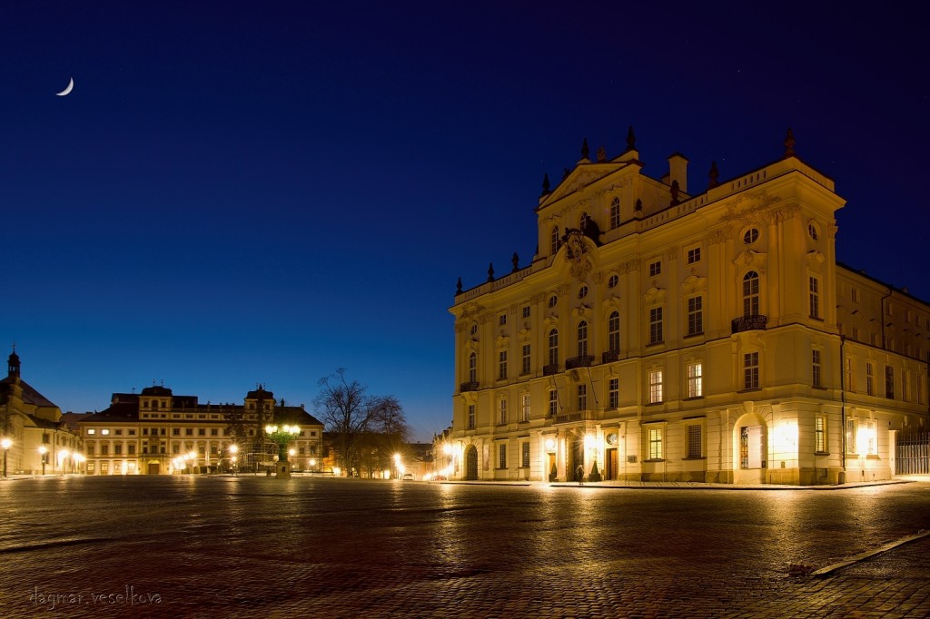 Arcibiskupský palác se dívá do náměstí jen několika rozsvícenými okny, nebe tmavne, zima zalézá za nehty – je nejvyšší čas vydat se k domovu! - Foto: Dagmar Veslková