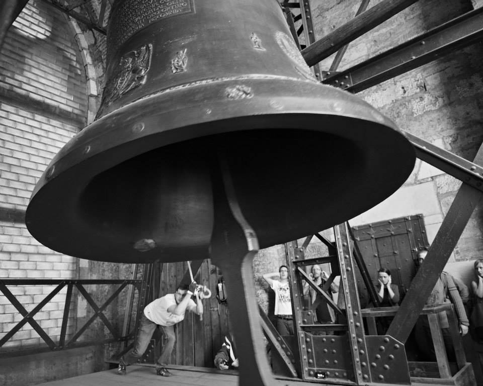Zvon pohánějí čtyři zvoníci a ještě jsou jeden až dva připravení na vystřídání - Foto: Eugen Kukla