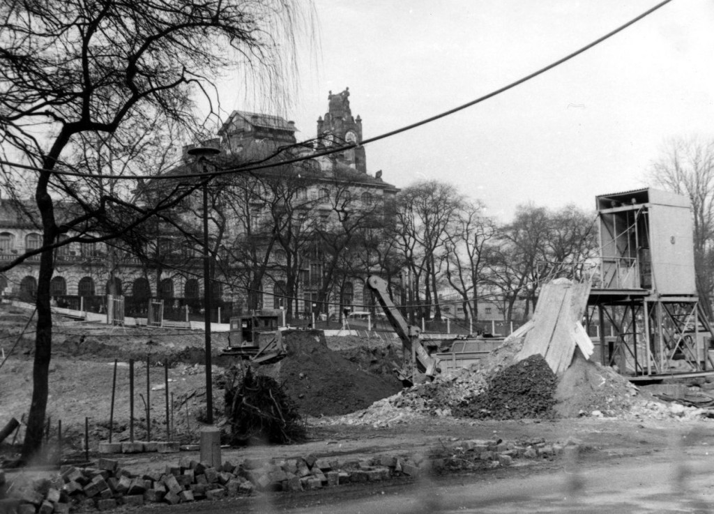 První práce na staveništi stanice podpovrchové tramvaje Hlavní nádraží v únoru 1967. - Foto: Archiv DPP 