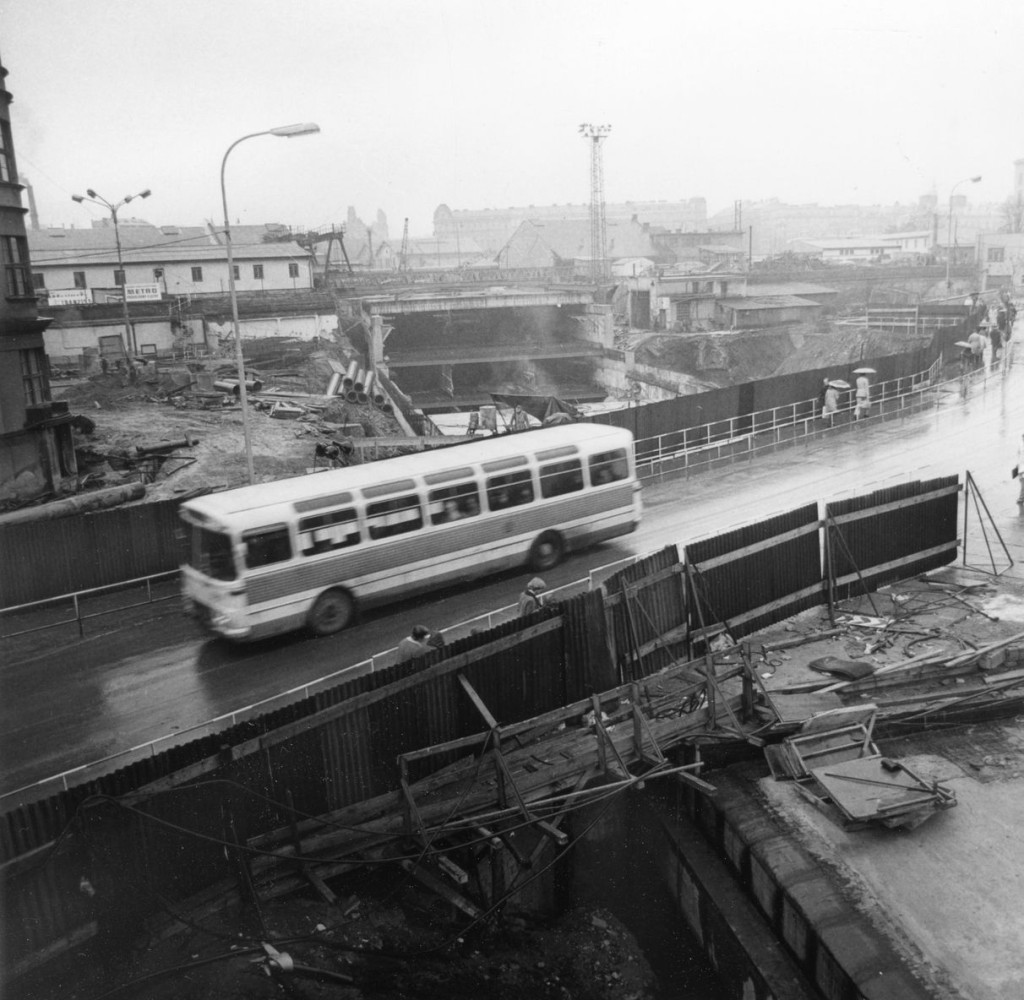 Nadhled na staveniště stanice Sokolovská v místě křížení tunelu metra a Křižíkovy ulice. Stav přibližně na počátku roku 1973. - Foto: Archiv DPP