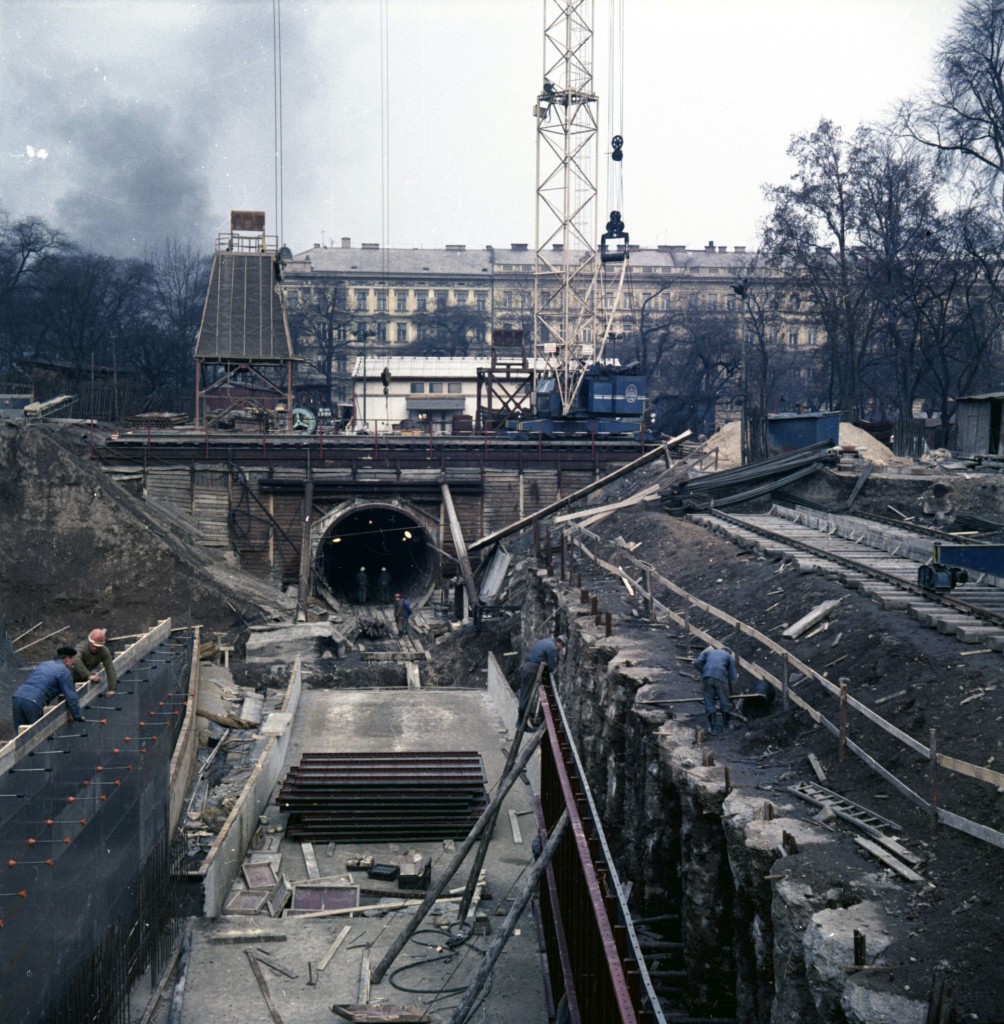 Staveniště metra na severní straně stanice Hlavní nádraží s počátkem ražených tunelů u Bolzanovy ulice ve směru na Florenc. - Foto: Archiv DPP