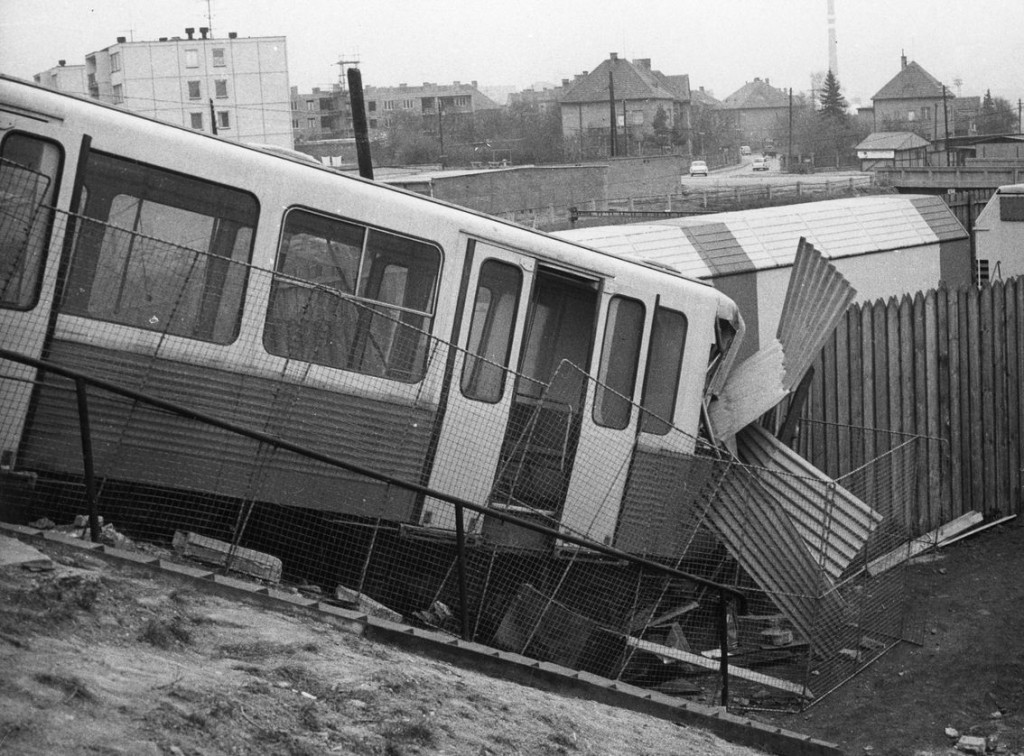 Pro pražské metro byl původně vyvíjen český vůz s typovým označením R1. Ještě než byl první prototyp dokončen, bylo v březnu 1971 rozhodnuto o nákupu sovětských vozů. Zkušební jízdy začaly v květnu 1971 a skončily nehodou 14. ledna 1972 na konci zkušební tratě. - Foto: Archiv DPP