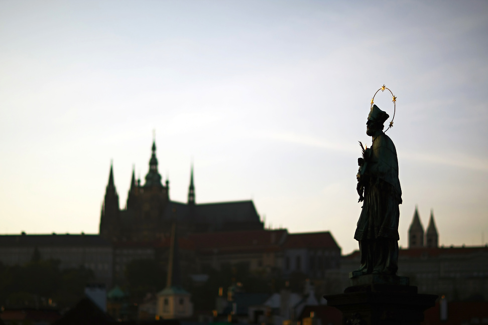 Svatý Jan Nepomucký na Karlově mostě dohlíží na Pražský Hrad
