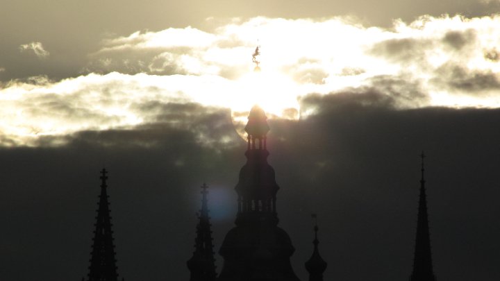 Slunce projde lucernou velké jižní věže chrámu svatého Víta - Foto: David Černý