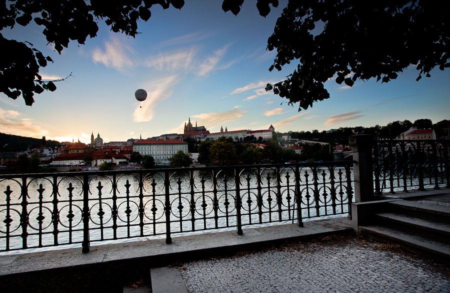 Pohled na Pražský Hrad při západu slunce s „balónovou atrakcí“