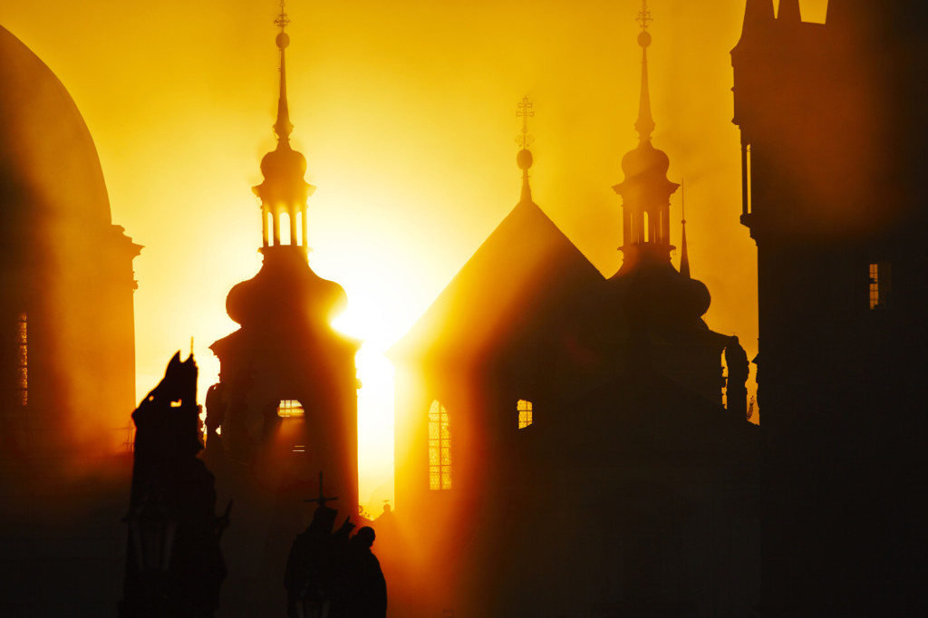 Slunce se prodírá mezi pražskými věžemi  - Foto: Jaromír Chalabala