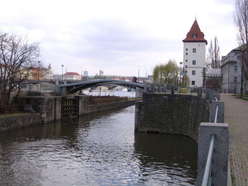 10.Most na Dětský ostrov byl postaven mezi lety 1933 a 1941 podle projektu Vlastislava Hofmana jako železobetonový oblouk se spolupůsobící mostovkou. Využívá opěry původně zbudované pro plánovaný most z Myslíkovy ulice.