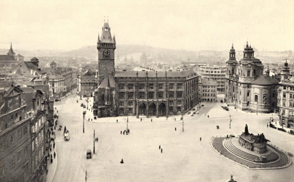 1940 - Staroměstské náměstí kolem roku 1940 - Foto vybral a popisky pořídil facebookový profil Staroměstská radnice v Praze