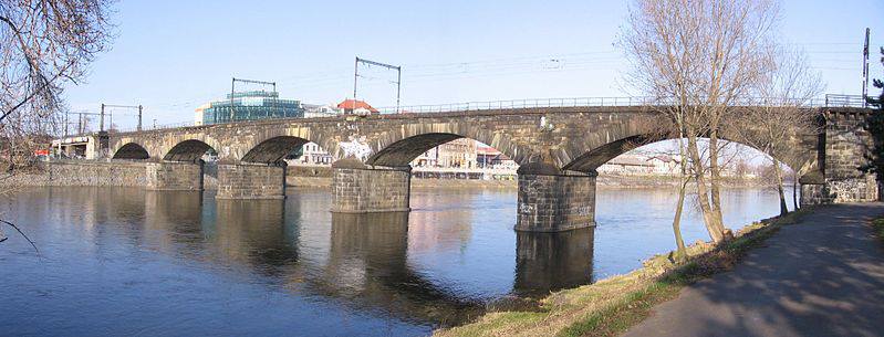 22.Negrelliho viadukt (nazývaný též Karlínský viadukt, dříve obecně viadukt Společnosti státní dráhy) spojuje Masarykovo nádraží v Praze (původně „nádraží Společnosti státní dráhy“) přes ostrov Štvanici s Bubny. Je historicky prvním pražským železničním mostem přes Vltavu, v současné době druhým nejstarším pražským mostem přes Vltavu.