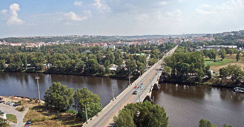 23.Libeňský most je jeden z mostů, vedoucích přes řeku Vltavu v Praze. Po proudu řeky je v Praze čtrnáctým mostem, nachází se v ohbí řeky Vltavy, spojuje levobřežní čtvrť Holešovice a pravobřežní Libní, je po něm vedena dvoukolejní tramvajová trať.