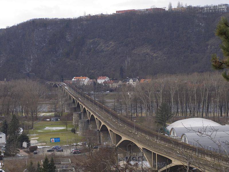 3.Branický most (lidově zvaný též Most inteligence) je železniční most s chodníkem pro pěší, přemosťující údolí Vltavy v jižní části Prahy mezi Malou Chuchlí a Braníkem, budovaný v letech 1949–1955 a pro železniční dopravu zprovozněný 30. května 1964. Oficiálně pojmenován byl v roce 1969.