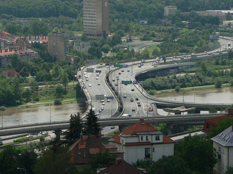 4.Barrandovský most je pražský silniční most přes řeku Vltavu, vybudovaný v letech 1978–1988 jako most Antonína Zápotockého. Je významným dopravním uzlem jižní části města. Má čtyři pruhy v každém směru, je přístupný i chodcům a cyklistům.