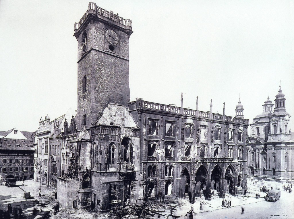 1945 Poničená Staroměstká radnice byla později stržena - Foto vybral a popisky pořídil facebookový profil Staroměstská radnice v Praze