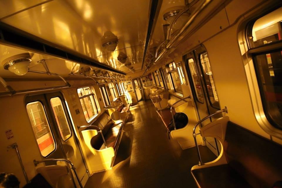 Vnitřek historické soupravy. Ečs (81-709) je nejstarší typ sovětských vozů metra vyráběných pro pražské metro, kde byly provozovány v letech 1974–1997. - Foto: Štěpán Rusňák