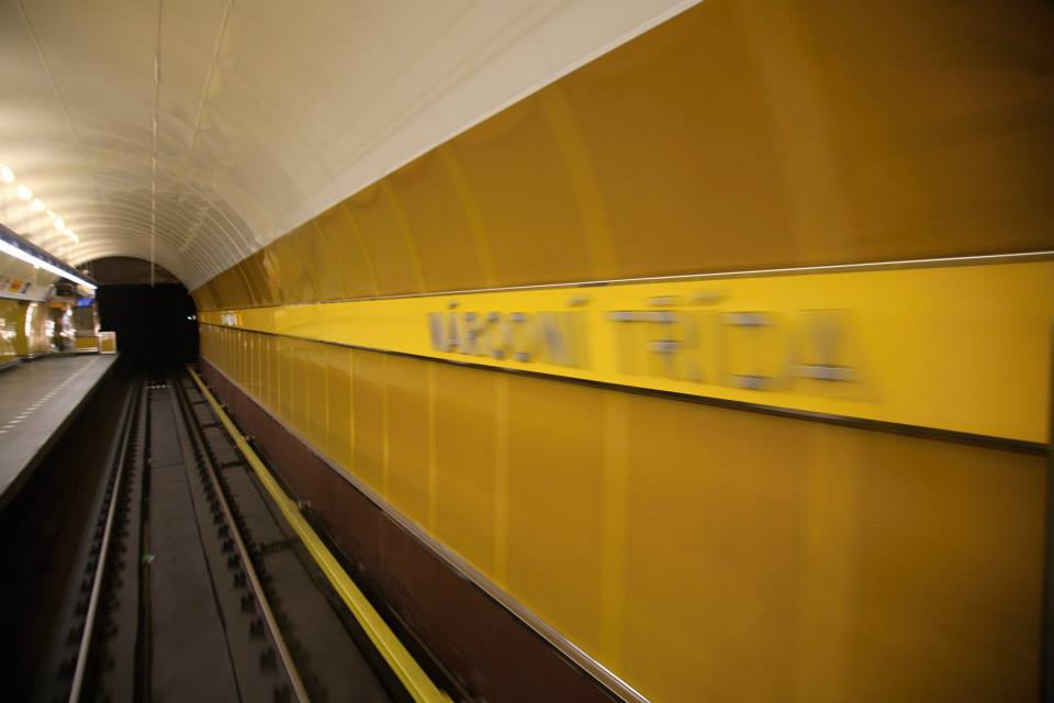 Příjezd metra do zasrávky Národní třída. Takto vidí přijezd do zastávky řidič soupravy  - Foto: Štěpán Rusňák