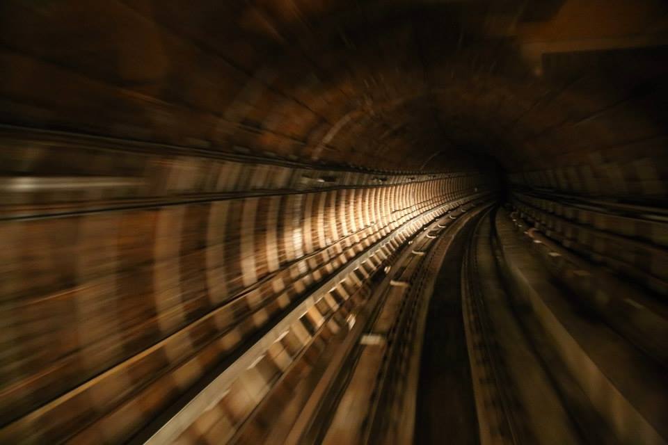 Z pohledu řidiče metra. Takto vidí ubíhající tunely řidič metra - Foto: Štěpán Rusňák