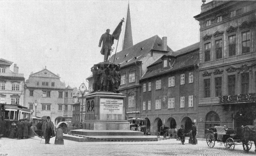 Dominantou náměstí bývala socha maršála Radeckého