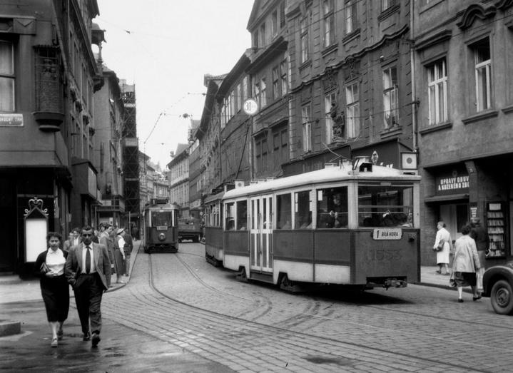 Tramvaj jezdily Celetnou ulicí až do roku 1960. Po většině délky ulice byla trať jednokolejná. - Foto: archiv