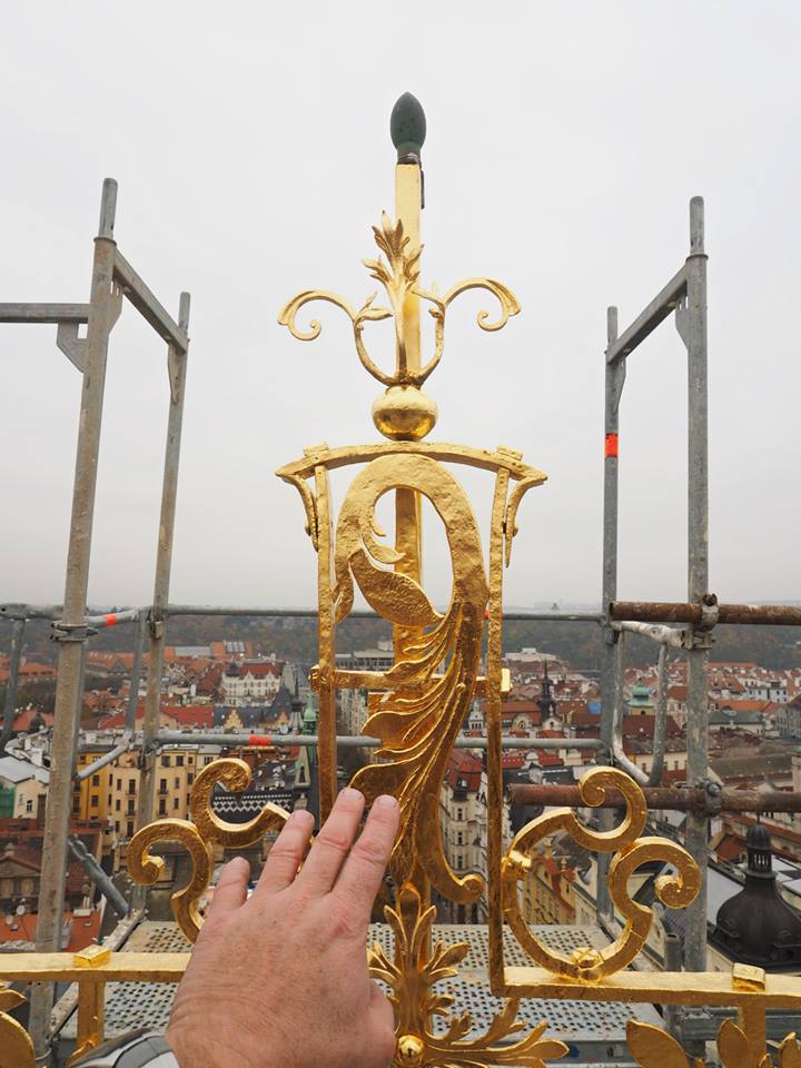 Vršek kříže na východní věži. Staroměstský chrám Sv. Mikuláše. Praha 12.XI.2014 - Foto: Eugen Kukla