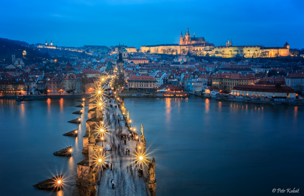 1)Výhled z Mostecké veže Nejkrásnější pohled na panorama Prahy, který se nikdy neokouká. Doufám, že až příště vystoupám na vrchol Mostecké věže, budu mít trochu větší štěstí na počasí a zajímavější oblohu. - Foto: Petr Kubát 