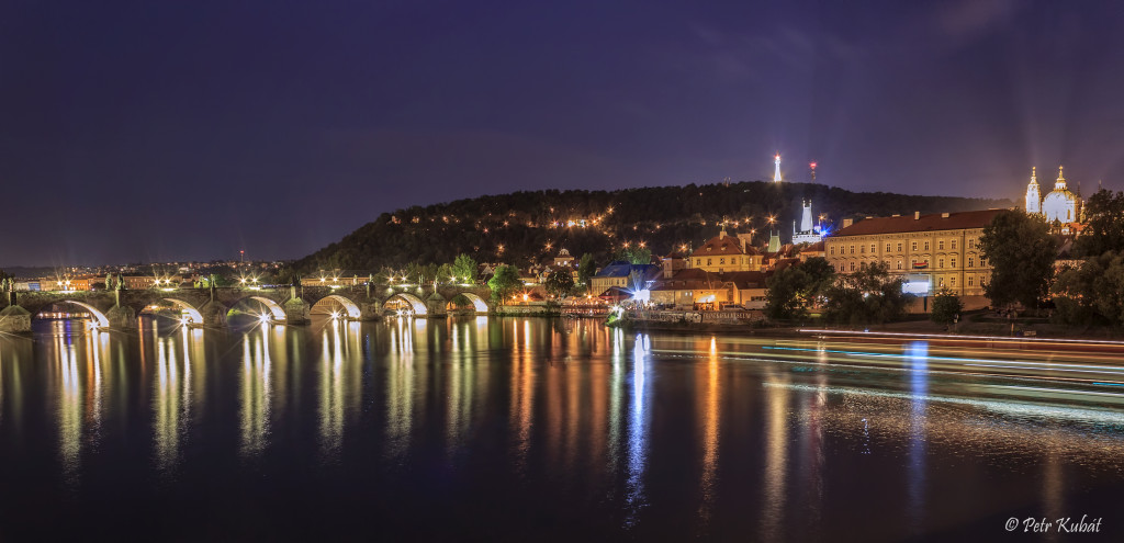Karlův most a Petřín -  Na závěr srpnového focení jsem se ještě zastavil na Mánesově mostě a pořídil tento poslední záběr. Už byla sice dost tma, ale obloha není ještě úplně černá.   - Foto: Petr Kubát