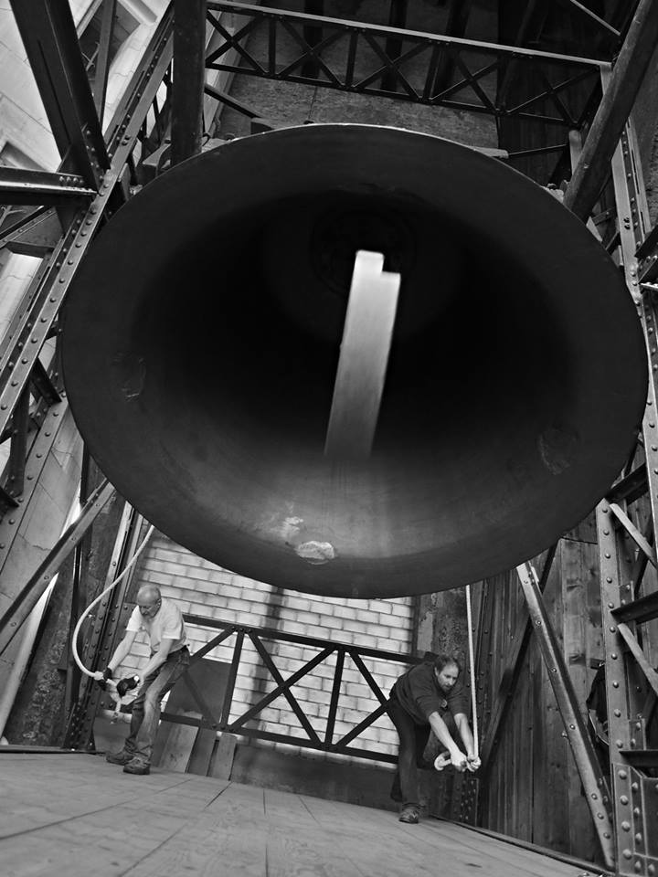 Když se více než dvoumetrový zvon dá do pohybu a srdce se zakousne do zvonoviny zazní tón G o síle 120 decibel - Foto: Eugen Kukla