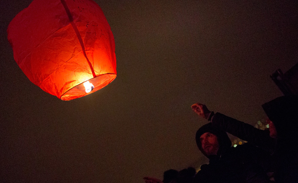Pouštění lampionů při příležitosti příchodu nového čínského roku dřevěné kozy - Foto: Charlie Fotograf