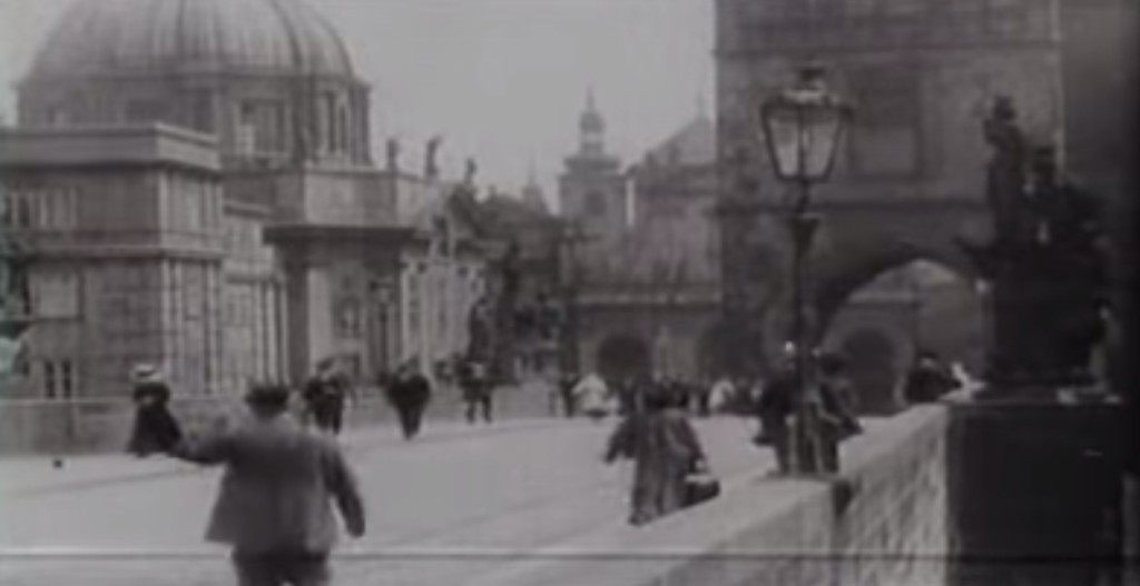 Ruch na Karlově mostě - Repro: Stará Praha 1912