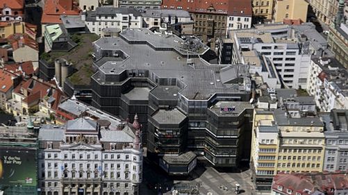 Celá budova je sestavena ze samonosných šestiúhelníkových segmentů. 